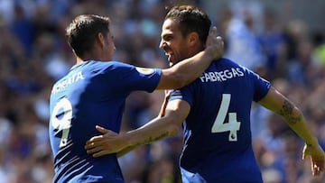 Álvaro Morata y Cesc Fàbregas celebrando un gol con el Chelsea.