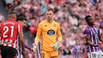 BILBAO (ESPAÑA), 23/02/2025.- El portero del Real Valladolid, Karl Hein (c) es felicitado por sus compañeros tras una parada ante el Athletic Club durante el partido de LaLiga disputado en San Mamés, Bilbao este domingo. EFE/ Luis Tejido
