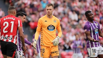 BILBAO (ESPAÑA), 23/02/2025.- El portero del Real Valladolid, Karl Hein (c) es felicitado por sus compañeros tras una parada ante el Athletic Club durante el partido de LaLiga disputado en San Mamés, Bilbao este domingo. EFE/ Luis Tejido