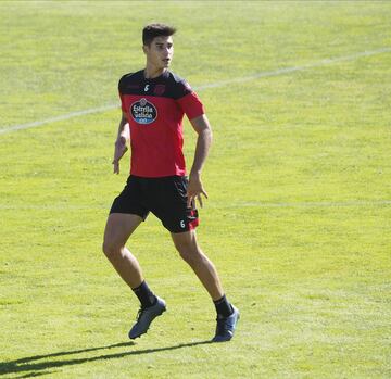 Juvenil del Real Madrid curtido en el Navalcarnero antes de su regreso al Castilla. Santiago Solari le convocó para el primer equipo pero no llegó a debutar. Tras su salida fichó por Osasuna, cedido en el Lugo y Tondela antes de su regreso.