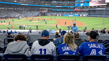 TORONTO (Canada), 21/10/2025.- Toronto Blue Jays fans arrive at the Rogers Centre before the first pitch of the MLB American League Championship Series game seven between the Seattle Mariners and the Toronto Blue Jays, in Toronto, Ontario, Canada, 20 October 2025. The winner of the American League Championship Series will advance to the World Series to play the National League Champions Los Angeles Dodgers. (Liga de Campeones) EFE/EPA/EDUARDO LIMA