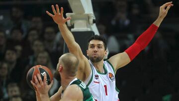 Antanas Kavaliauskas trata de superar a Andrea Bargnani.