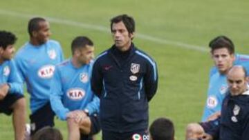 <b>DIALOGANTE. </b>Quique charla con sus futbolistas en un entrenamiento mientras estos realizan estiramientos sobre el césped.