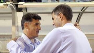 Los entrenadores del Levante, José Luis Mendilibar y del Eibar, Gaizka Garitano, se saludan antes del inicio del encuentro.