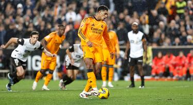 El jugador inglés lanza desde los 11 metros a la izquierda de Dimitrievski y manda el balón al palo. El portero del Valencia tenía los dos pies adelantados de la línea, pero al no intervenir en la pena máxima, no se repite.