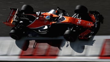 Fernando Alonso con el McLaren en Abu Dhabi.