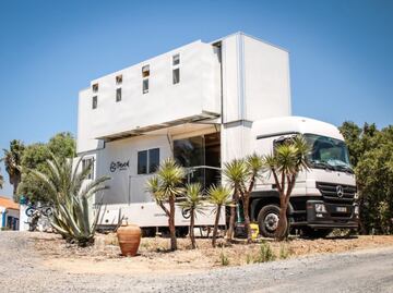 El Truck Surf Hotel es un autobús de dos plantas para surfaris con las estancias propias de una casa y muchos accesorios. Cuenta con 5 habitaciones dobles. No está en venta. 