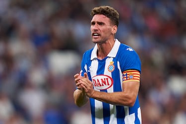 El canterano del Barcelona viste la camiseta del Espanyol desde 2021. Ha jugado más de 100 partidos y 8.000 minutos con el equipo periquito. El segundo capitán es Puado. 
