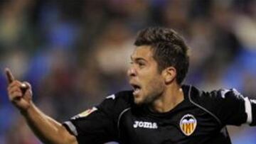 Un error defensivo del Zaragoza da vida al Valencia