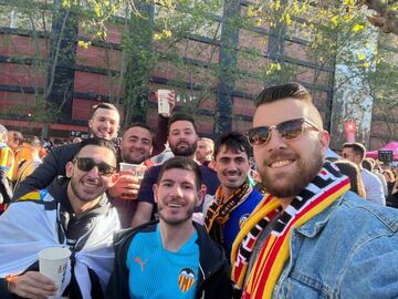 Aficionados del Valencia, en los aledaños de Mestalla.