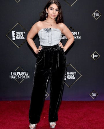 Alessia Cara dejó a un lado los vestidos y optó por un look más causal, con el que se ve hermosa.