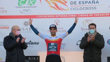 El ciclista Ismael Esteban celebra su título de campeón de la Copa de España de Ciclocrós.