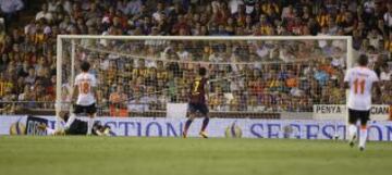 Tercera jornada de la Liga Bbva. Valencia - Barcelona. 0-3. Messi anota el tercer gol.