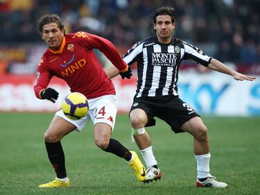 El delantero, conocido en España por su fugaz paso en el Atlético de Madrid, fue canterano de la Roma debutando en mayo de 2004, con tan solo 16 años. Cansado de acumular cesiones y de contar con pocos minutos, se marchó en 2010 a la Fiorentina.