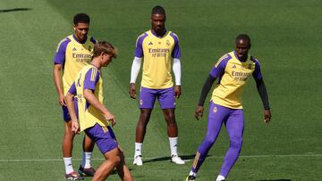 MADRID, 10/05/2024.- Los jugadores del Real Madrid Jude Bellingham (i) , Eduardo Camavinga (2d) y Ferland Mendy (d), durante el entrenamiento realizado este viernes en la Ciudad Deportiva de Valdebebas para preparar el partido de LaLiga que el conjunto blanco disputa ante el Granada mañana sábado en El Nuevo Los Cármenes. EFE/Zipi