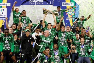 AMDEP1949. IBAGUÉ (COLOMBIA), 26/06/2022.- Jugadores de Atlético Nacional celebran con el trofeo de campeón de la Primera División de fútbol colombiano tras vencer a Deportes Tolima hoy, en el estadio Manuel Murillo Toro en Ibagué (Colombia). EFE/Mauricio Dueñas Castañeda
