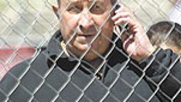 <b>FELIZ CON LA CANTERA</b>. Gil vio ayer ganar al Atlético B, que se mete en la liguilla de ascenso a Segunda. Y también al Féminas, que es campeón de Liga y quiere estar en la Superliga.