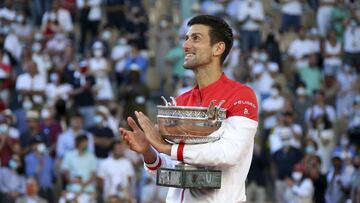 Novak Djokovic celebra su título en Roland Garros ante Tsitsipas.