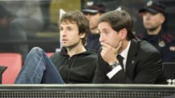 Raúl López vio la segunda parte vestido de calle en el banquillo.