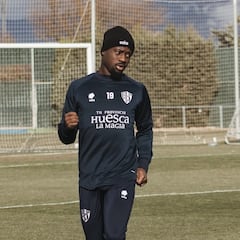 Ntamack, única baja en la vuelta al trabajo del Huesca