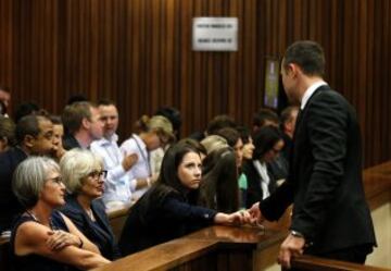 Continua el juicio al atleta sudafricano Oscar Pistorius, acusado de matar a tiros a su novia, la modelo Reeva Steenkamp. Con su hermana Aimee.