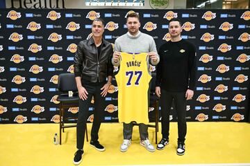 Hoy es el da en que el Donic se ha presentado con su nuevo equipo. El acuerdo entre Lakers y Mavericks para llevar al esloveno a Los ?ngeles ha sido un traspaso histrico en la NBA. 
JJ Redick y Rob Pelinka  flanquean al jugador con su nueva camiseta.