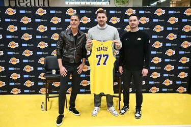 Hoy es el día en que el Donic se ha presentado con su nuevo equipo. El acuerdo entre Lakers y Mavericks para llevar al esloveno a Los Ángeles ha sido un traspaso histórico en la NBA. 
JJ Redick y Rob Pelinka  flanquean al jugador con su nueva camiseta.