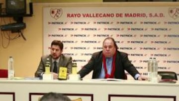 <b>SALIDA. </b>Reunión en la que se plamó el abandono de cinco peñas.