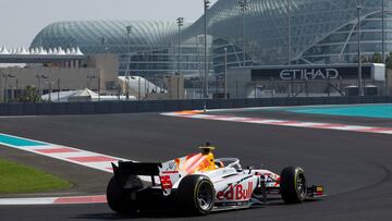 Pepe Martí, con el Campos Racing en los test de la F2 en Abu Dhabi.