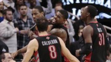 Amir Johnson,  DeMar DeRozan y Jose Calderon celebran la victoria de Toronto.