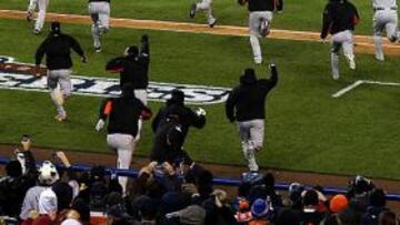 <b>DELIRIO. </b>Los San Francisco Giants saltan al campo tras proclamarse vencedores de las Series Finales de la MLB por segunda vez en tres años. Hubo fiesta californiana.