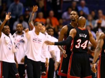 Chris Bosh celebra un triple junto a Ray Allen.