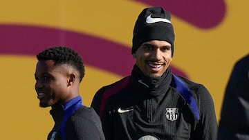 GRAFCAT2614. SANT JOAN DESPÍ (BARCELONA) (ESPAÑA), 14/01/2025.- El delantero del FC Barcelona, Ansu Fati (i) y el defensa uruguayo del FC Barcelona, Ronald Araujo (d), durante el entrenamiento que realiza la plantilla barcelonista, para preparar el partido de octavos de final de la Copa del Rey, que disputarán mañana ante el Real Betis en el Estadio Olímpico Lluís Companys de Montjüic.EFE/ Enric Fontcuberta