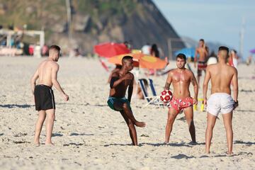 Vinicius disfruta de sus vacaciones en las playas de Río