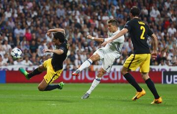 Tras una jugada afortunada para sus intereses, Cristiano se quedó con el balón botando dispuesto a batir a Oblak. Su derechazo entró en la portería atlética y en la historia: de los derbis al ser el gol 800 y de las semifinales de la Champions: superaba a Di Stéfano, que tenía 11...