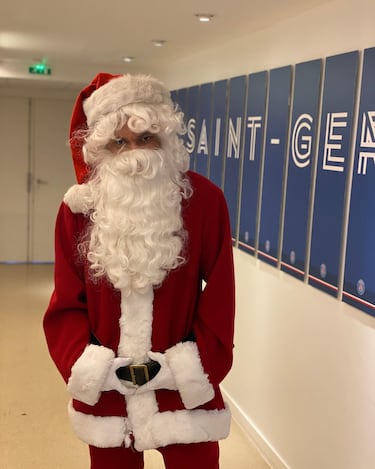 Kylian disfrazado de Papá Noel en fechas navideñas.