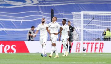 Benzema, Mariano y Vinicius se lamentan tras perder dos puntos ante Osasuna.