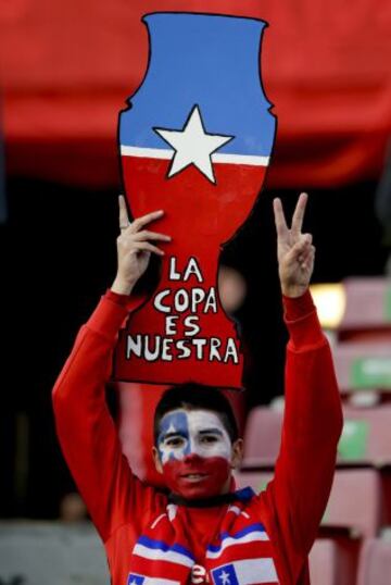 Hincha chileno con una figura de cartón de la Copa América con la consigna 'La copa es nuestra'.