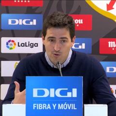 Iraola y su reflexión sobre el VAR y los árbitros por la entrada de Casemiro: "Te explican cosas..."