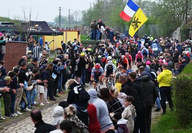 Oier Lazkano y Rory Townsend compiten en la escapada que pasa por el sector adoquinado de Troisvilles-a-Inchy, mientras la afición anima durante la 122.ª edición de la París-Roubaix 2025.