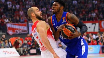 Vassilis Spanoulis choca ante Paul Brandon.