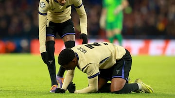 LONDON (United Kingdom), 25/11/2025.- Raphinha (top) of Barcelona talks to teammate Alejandro Balde who went down with an injury during the UEFA Champions League league phase match between Chelsea and Barcelona in London, Britain, 25 November 2025. (Liga de Campeones, Reino Unido, Londres) EFE/EPA/NEIL HALL