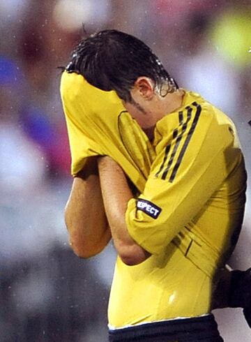 Durante la semifinal de la Eurocopa 2008 frente a Rusia sufrió una microrrotura fibrilar tras lanzar una falta que le dejó fuera también para la final.