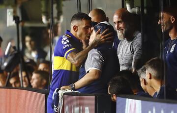Carlos Tévez scored the decisive goal for Boca Juniors and when he was subbed, he went over to embrace Maradona.