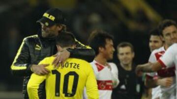 El internacional Götze es abrazado por su técnico tras el empate sin goles frente al Stuttgart.