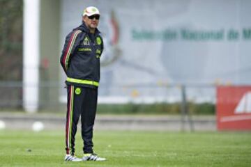 El Potro Gutiérrez observa el entrenamiento de sus pupilos