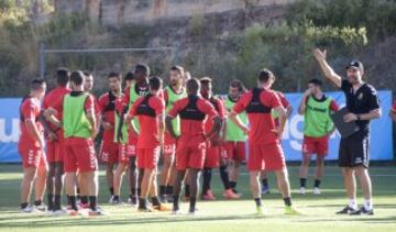 PABLO MACHÍN es el entrenador del Girona desde el 2014 desde que llegó ha conseguido los mejores resultados del Club, llegando a jugar durante estas dos últimas temporadas los playoff de ascenso, sin éxito.