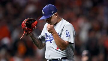 JuliO Urías durante un partido de los Dodgers en la Serie Divisional