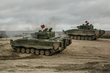 Diseñado y fabricado en España. Tiene una tripulación de 3 hombres y puede transportar hasta 7 soldados adicionales. Con un peso de 26,3 toneladas, sus dimensiones son 6,83 metros de longitud, 3,150 metros de ancho y 2,6 metros de altura. El Pizarro alcanza una velocidad máxima de 70 km/h y tiene una autonomía de 500 km. Su armamento incluye un cañón de 30 milímetros y una ametralladora de 7,62 milímetros, con capacidad para almacenar hasta 300 disparos. Este vehículo combina movilidad, capacidad de transporte y potencia de fuego, lo que lo convierte en un elemento clave en las operaciones militares.