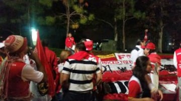 De Boston a New York y de Medellín a La Florida, así fueron apareciendo hinchas de Santa Fe en el 'banderazo' tributo al equipo rojo de Bogota,